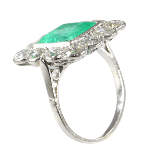 Graça geométrica: um anel Art Deco vintage em esmeralda e diamante 