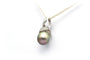 Pendentif Pendentif contemporain en or blanc 18 carats serti d'une perle de Tahiti et de diamants "taille" brillant (+-0.015ct) 58 Facettes B572