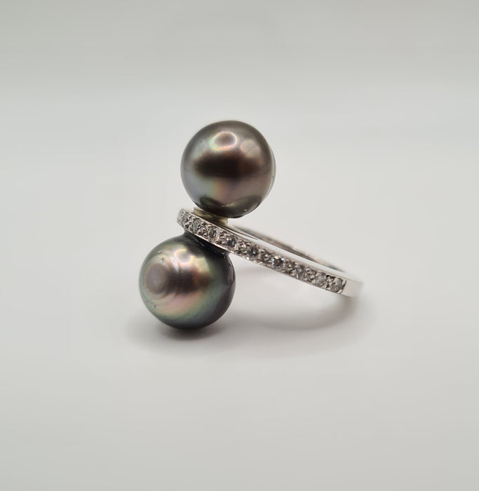 White gold ring set with Tahitian pearls and diamonds