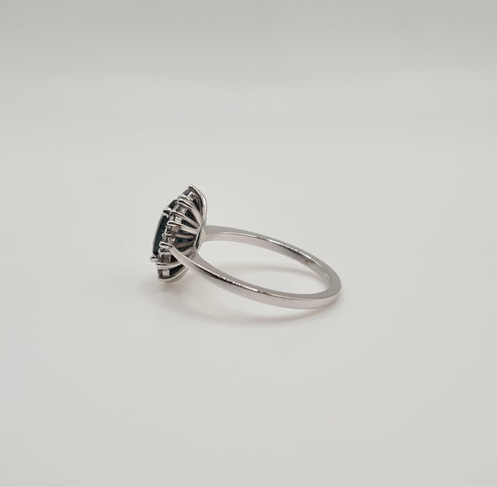 Karaat witgouden ring bezet met een saffier en natuurlijke diamanten
