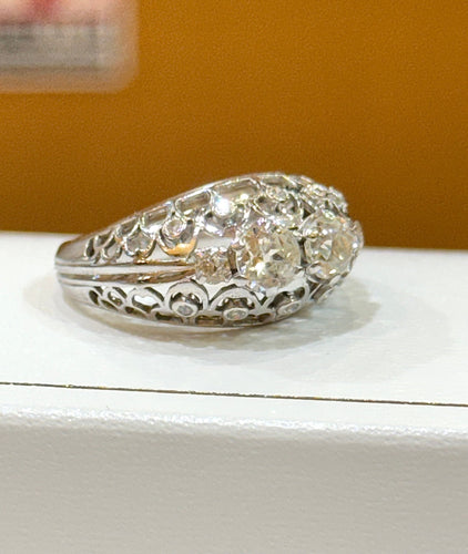 Beyaz altın ve pırlantalı eski oyma yüzük 