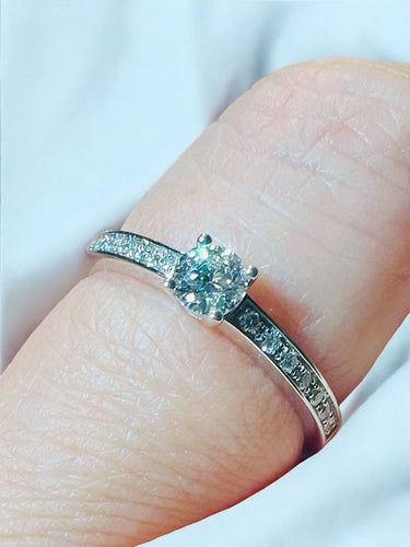 Witgouden ring met pavé diamanten