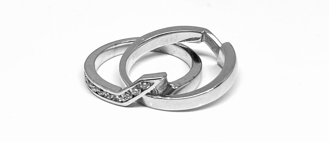 Bague 49 Bague entrelacée en or blanc, et diamants 58 Facettes