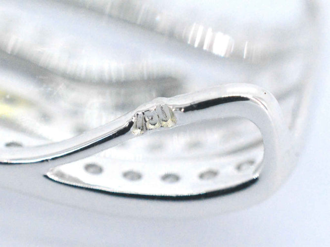 Pendentif Pendentif design en or blanc avec diamants taille brillant 58 Facettes 2242