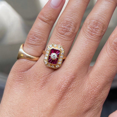 Bague 54 Bague or jaune, rubis et diamants 58 Facettes