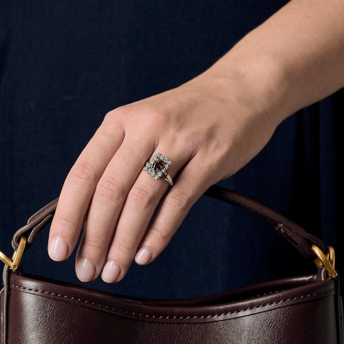 Bague 53 Bague en or blanc, grenat almandin et diamants 58 Facettes SQU3590