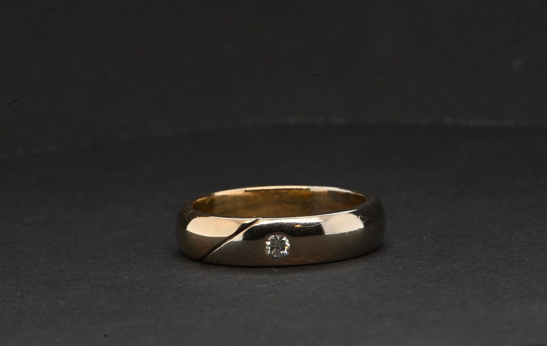 yellow and white gold men's wedding ring set with a diamond