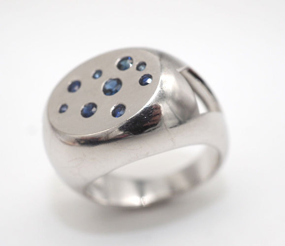 Pierścionek z białego złota z szafirem