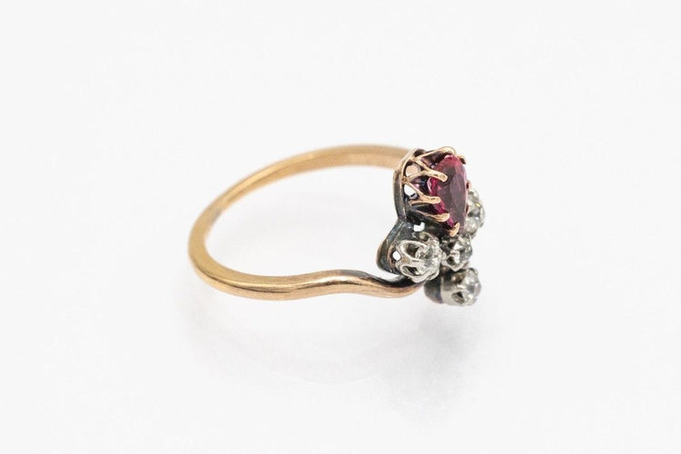 Bague 55 Bague en or jaune, doublet de diamants et de grenats, France, première moitié du XXe siècle 58 Facettes 10240