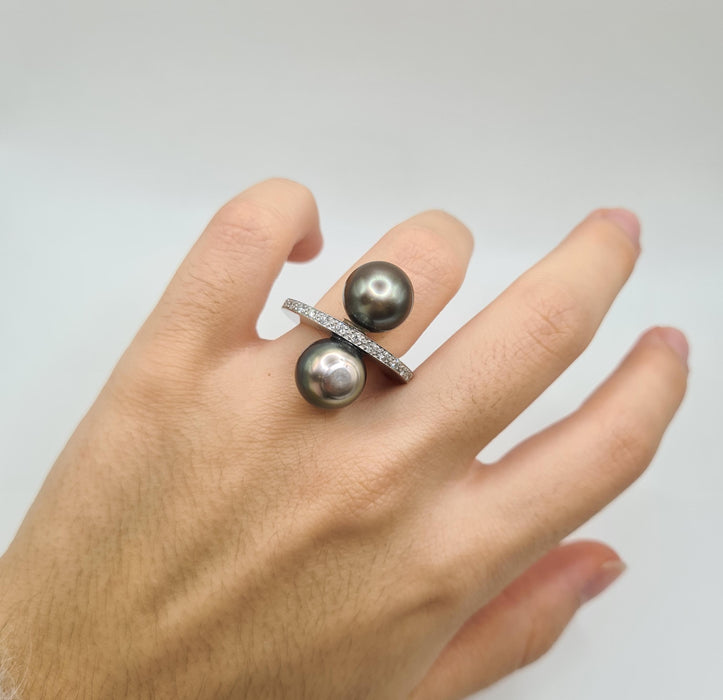 White gold ring set with Tahitian pearls and diamonds