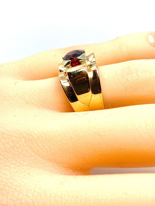 Bague 52.5 Bague Tank or jaune et platine sertie d’une pierre rouge , vers 1940 58 Facettes AB392