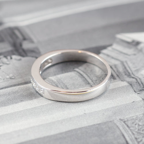 Bague Bague en or blanc avec diamants taille brillant 58 Facettes 131370C