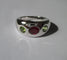 Anel de ouro branco com rubis e peridotos
