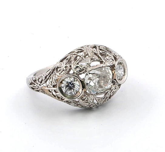 铂金戒指，镶有钻石 