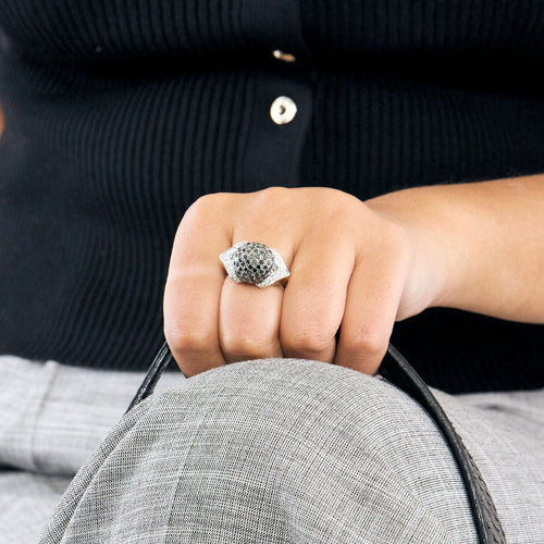 Bague 52 Bague en or blanc, diamants blancs et noirs 58 Facettes GU180