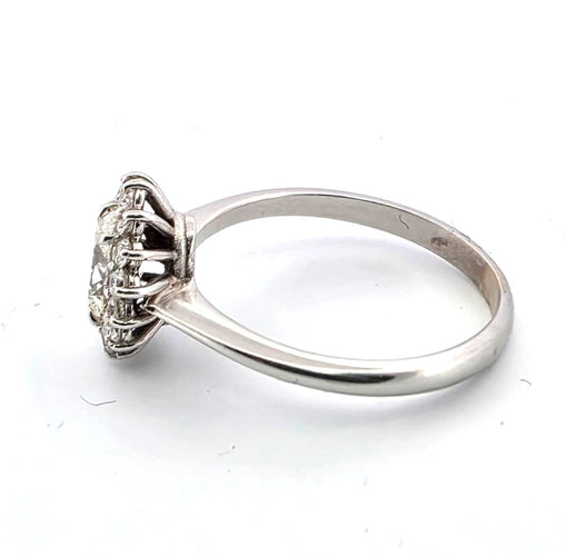 Bague 54 Bague en or blanc avec un diamant ovale au centre et des diamants brillants tout autour. 58 Facettes
