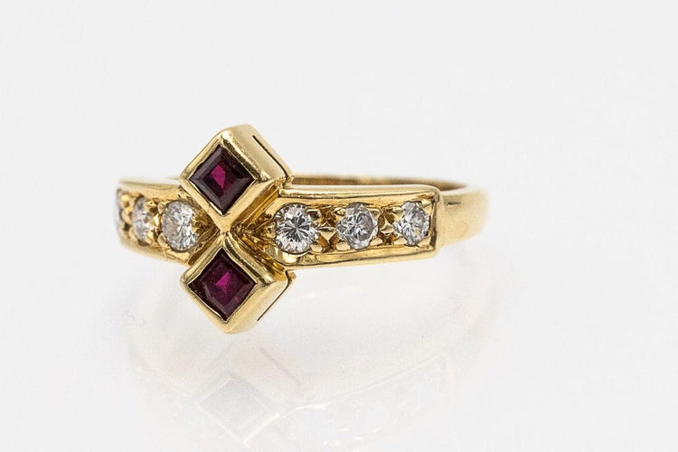 Bague 50 Bague vintage en or ornée de rubis et de diamants, datant des années 1970. 58 Facettes 11155