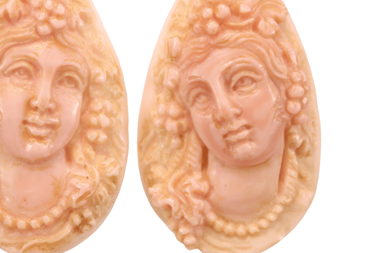 Boucles d'oreilles Boucles d'oreilles en or avec camées de corail antiques 58 Facettes 7664