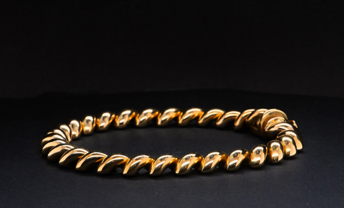 Goldenes Spiralarmband