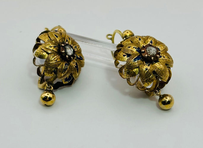 Boucles d'oreilles Boucles d'oreilles en or de style Art déco avec diamants 58 Facettes 50186