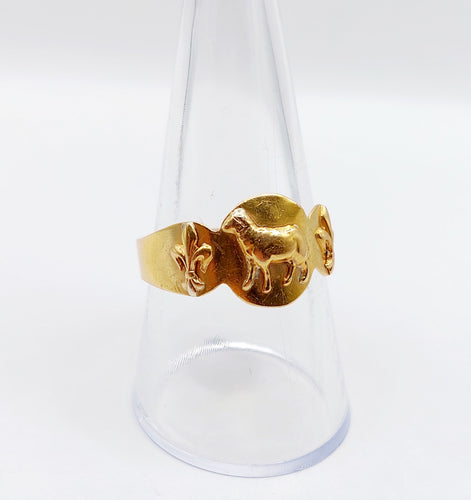 Bague 58.5 Bague chevalière antique or ornée d'un agneau épaulé de fleurs de lys 58 Facettes A05264