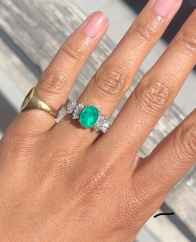 Bague 54 Bague en or blanc, émeraude et diamants 58 Facettes