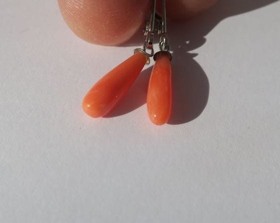 Boucles d’oreilles dormeuses pendantes or blanc corail 58 Facettes