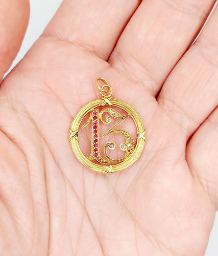 Pendentif Pendentif chiffre 13 or jaune, rubis et diamants taille rose (circa 1910) 58 Facettes A06108