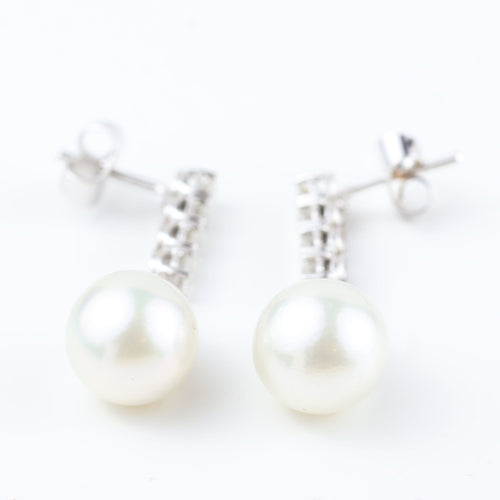 Boucles d'oreilles Boucles d'oreilles en or blanc 18 carats serties de diamants et de perles 58 Facettes
