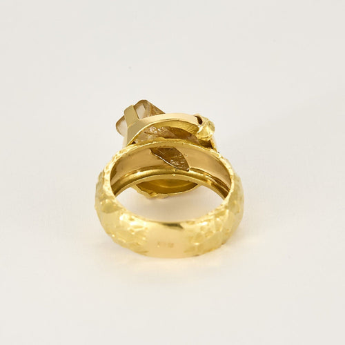 Bague 56 Bague en or jaune amati et texturé sertie d'un quartz cheveux de Vénus 58 Facettes OYO0682