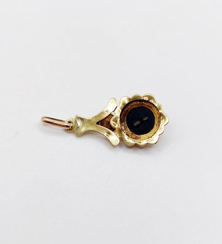 Pendentif Pendentif victorien fleur or jaune 18k onyx et perle (circa 1900) 58 Facettes A06038