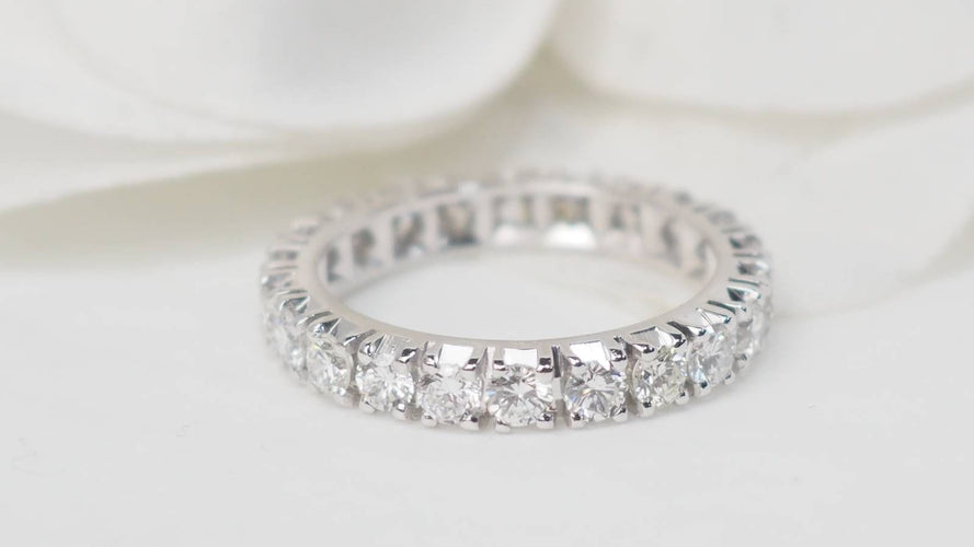 Bague 48 Alliance tour complet en or blanc et diamants 58 Facettes 30686