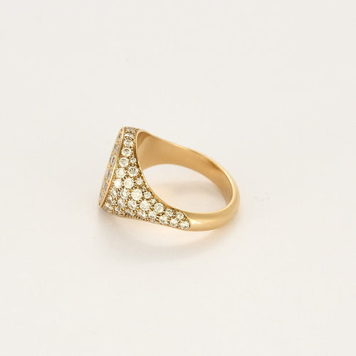 Bague 56 Bague chevalière en or rose et pavée de diamants. 58 Facettes