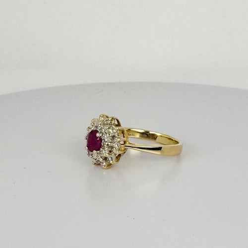 Bague Bague entourage en or jaune et blanc avec rubis ovale et diamants 58 Facettes 2212038