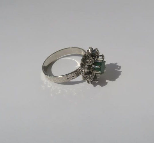 Bague 54 Bague Pompadour or blanc, émeraude et diamants 58 Facettes