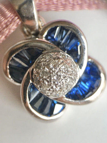 Pendentif Pendentif motif floral en or blanc 18k avec saphirs et diamants 58 Facettes