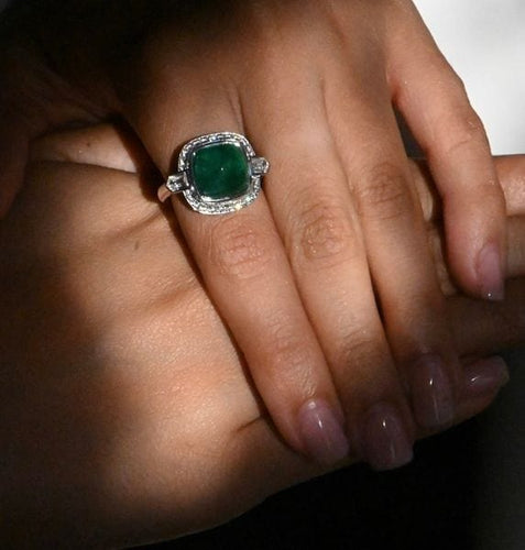 Bague 54 Bague en or blanc, émeraude et diamant 58 Facettes