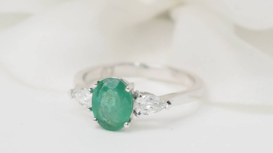 Bague 54 Bague en or blanc, émeraude et diamants 58 Facettes 32533