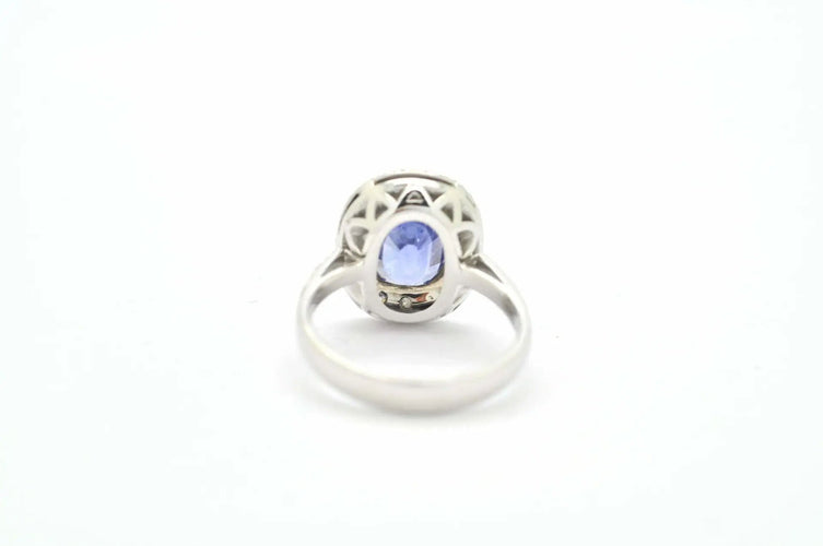 Bague Bague en or blanc avec saphir de Ceylan non chauffé de 4,36 ct et diamants 58 Facettes 10048