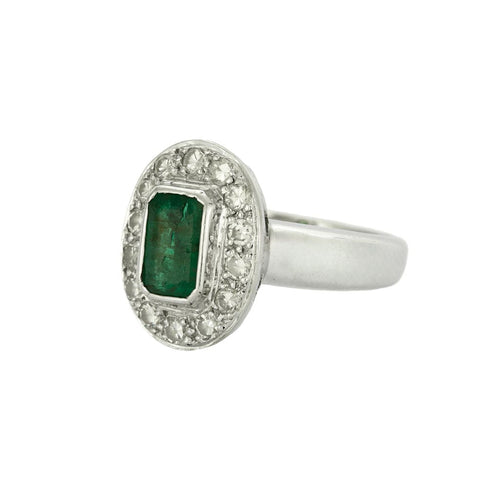 Valkokultainen sormus smaragdilla ja timanteilla