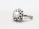 Bague 59 Bague marguerite or blanc, perle centrale, diamants 58 Facettes