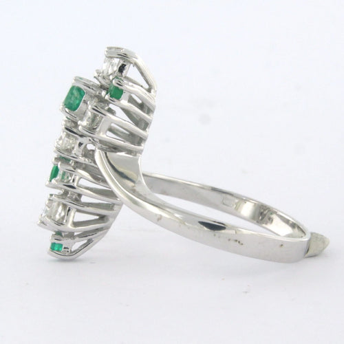 Pierścionek z białego złota z szmaragdem, diamentami w szlifie brylantowym i markizowym o łącznej masie do 0,85 ct 