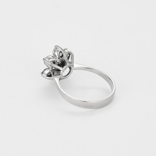 Bague 53,5 Bague fleur en or blanc et diamants 58 Facettes B250513