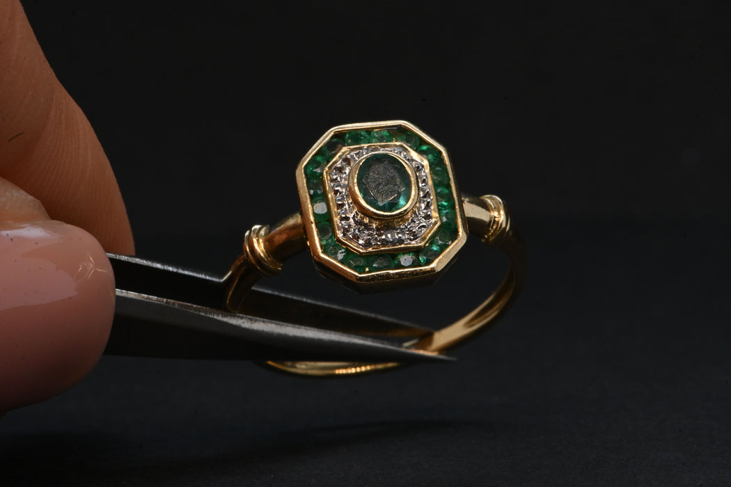 Gouden smaragd en diamanten ring