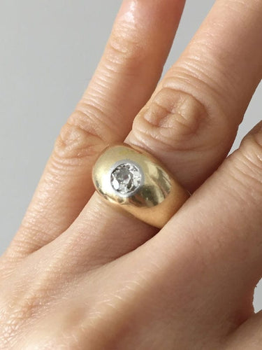 Bombierter Ring aus Gelbgold und Diamant 