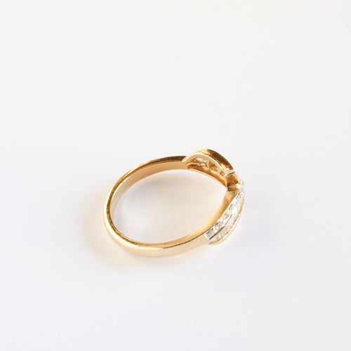 Yellow gold ring with diamonds 