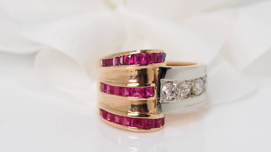 Bague Bague des années 40 en or, diamants et pierres rouges calibrées 58 Facettes 28082