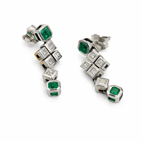 Boucles d'oreilles Boucles d'oreilles en or blanc serties d'émeraudes étincelantes 58 Facettes 50036