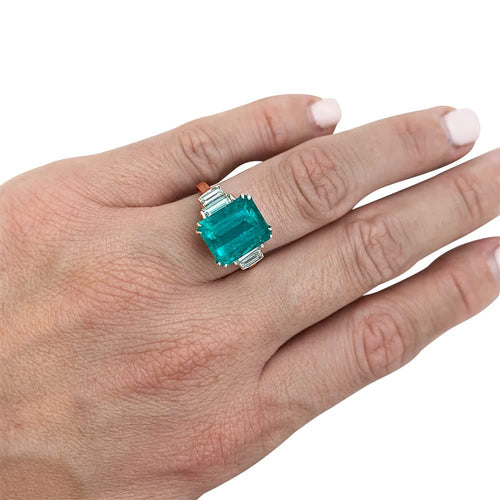 Bague 54 Bague or blanc, émeraude 5.90 cts, diamants. 58 Facettes 30684