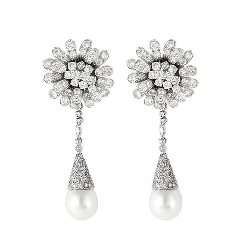 Boucles d'oreilles Paire de boucles d'oreilles en or blanc diamants et perles de culture blanches 58 Facettes